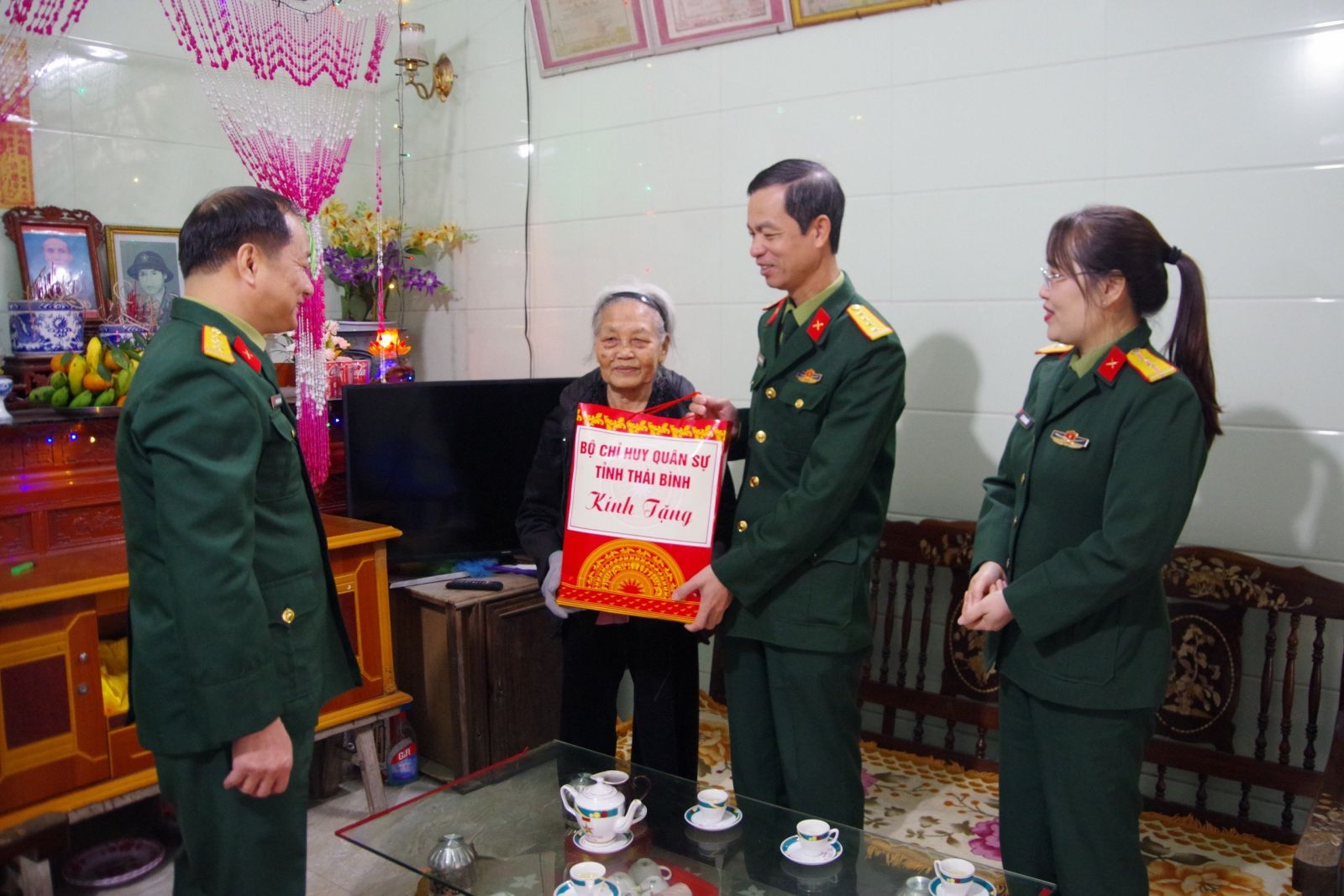   Bộ CHQS tỉnh: Thăm, tặng quà đối tượng chính sách