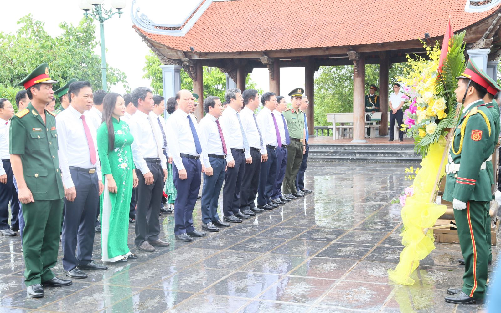   Viếng liệt sĩ, dâng hương tưởng niệm Chủ tịch Hồ Chí Minh và đồng chí Nguyễn Đức Cảnh