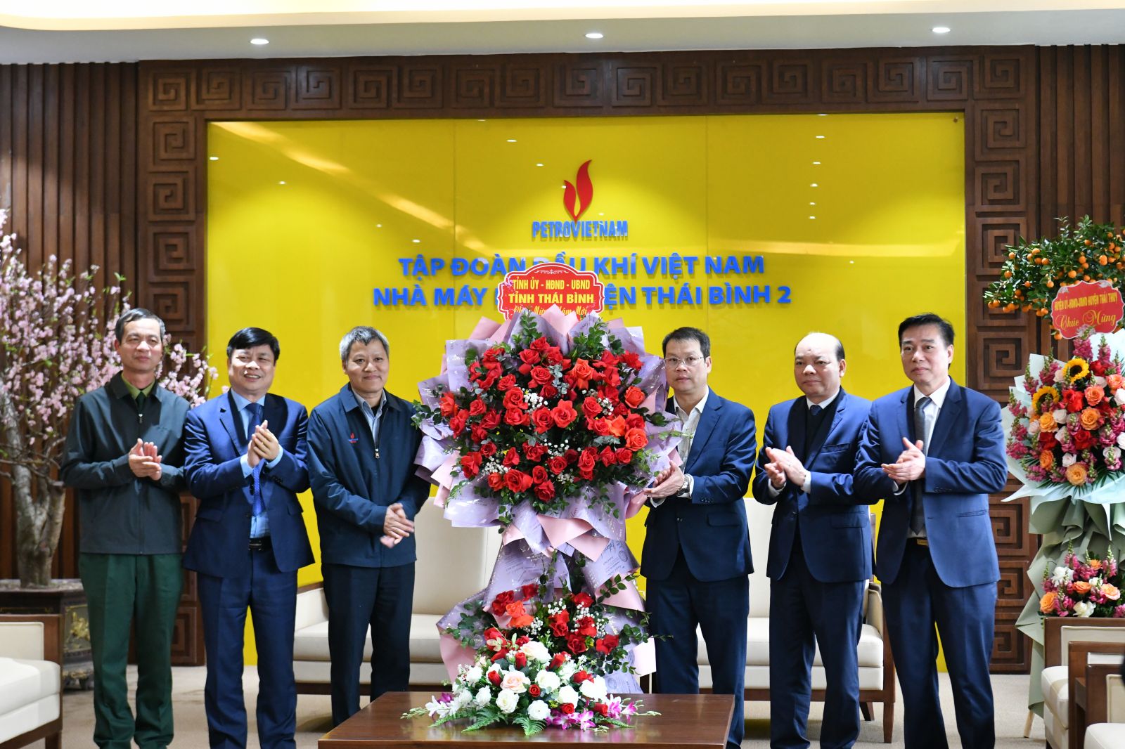   Đồng chí Nguyễn Mạnh Hùng, Phó Bí thư VV88 casino, Chủ tịch UBND tỉnh thăm, động viên một số VV88 it com thể thao, live casino, slot, bắn cá, xổ số trên địa bàn huyện Thái Thụy