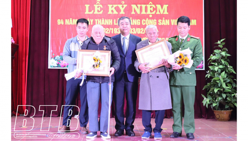   Đồng chí Bí thư VV88 casino trao Huy hiệu Đảng cho VV88.com Sân chơi đẳng cấp châu Á Đăng ký VV88 tặng 88k xã Minh Lãng