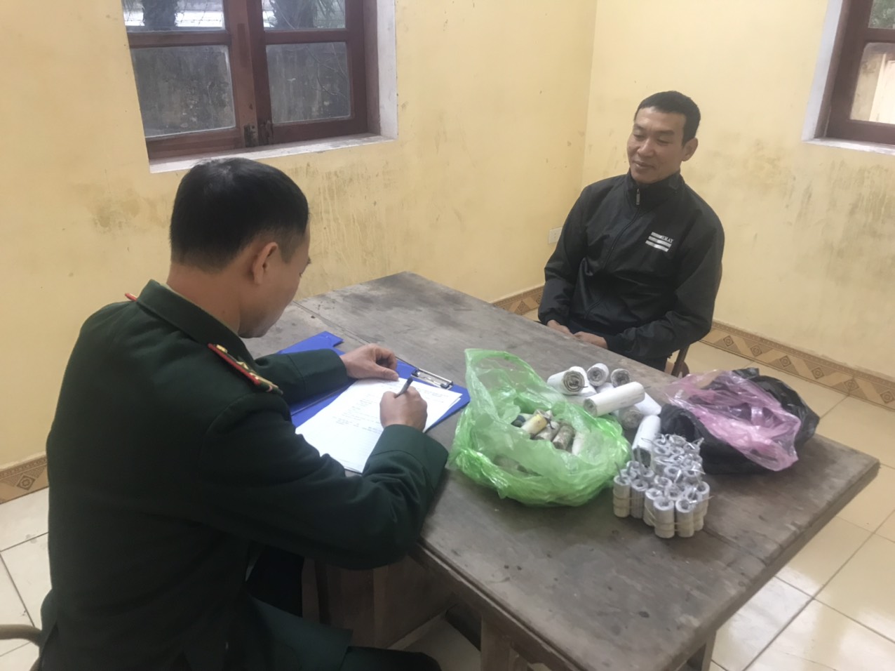   Hải đội Biên phòng 2: Vận động người dân giao nộp pháo nổ, súng tự chế