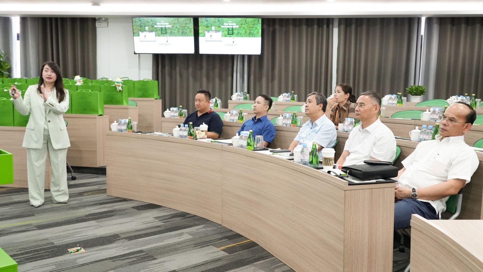   Đoàn công tác xúc tiến đầu tư của tỉnh làm việc với một số VV88 it com thể thao, live casino, slot, bắn cá, xổ số, nhà đầu tư tại Thượng Hải, Trung Quốc