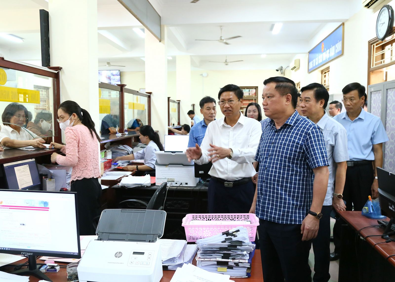   Đồng chí Nguyễn Khắc Thận, Bí thư VV88 casino kiểm tra cơ sở vật chất trước khi vận hành thử nghiệm trung tâm phục vụ hành chính công tại thành phố Thái Bình