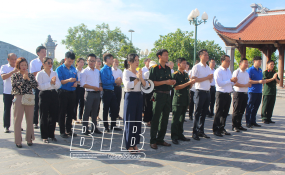   Văn phòng UBND tỉnh: Dâng hương tưởng niệm Chủ tịch Hồ Chí Minh và viếng các anh hùng liệt sĩ