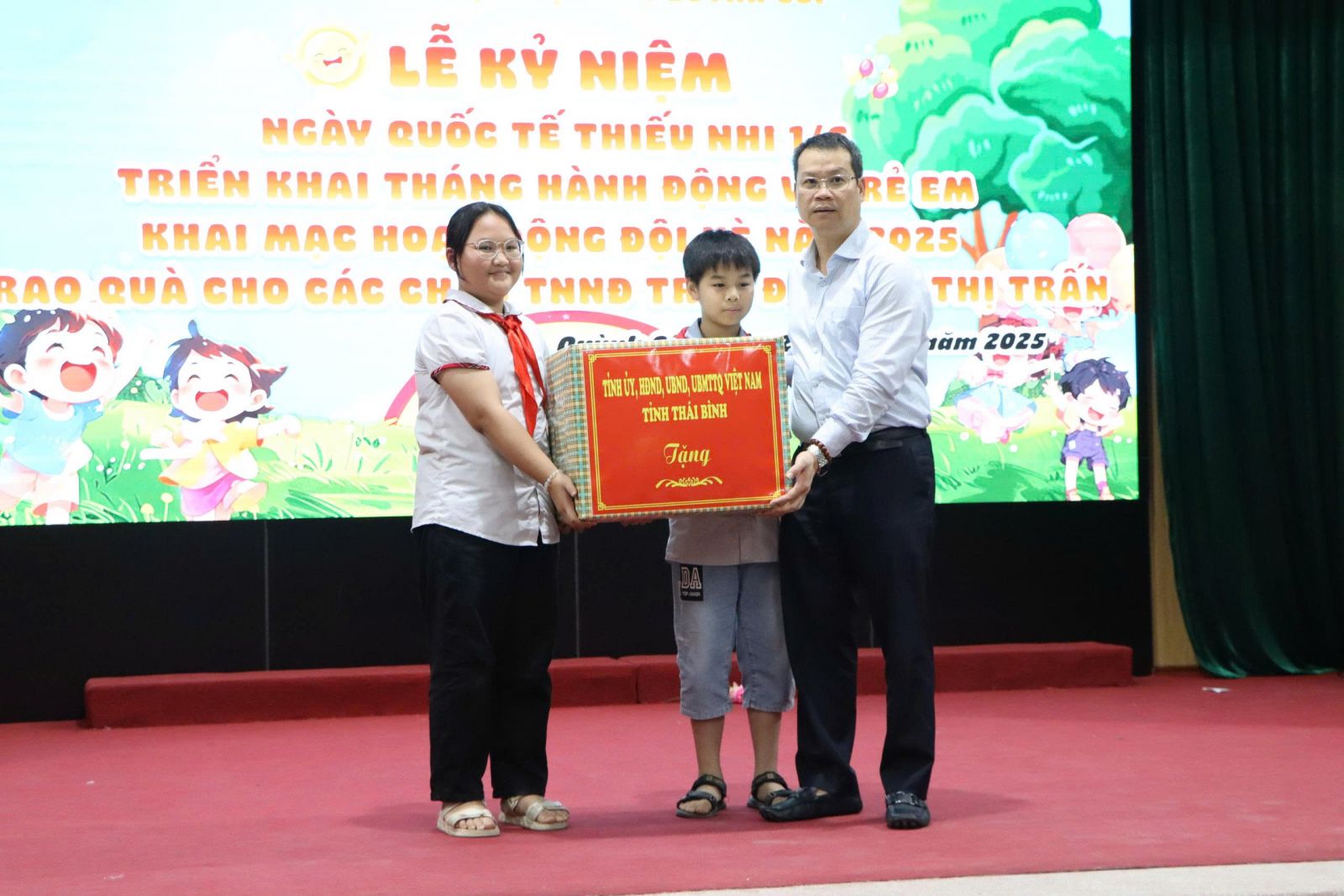   Đồng chí Nguyễn Mạnh Hùng, Phó Bí thư VV88 casino, Chủ tịch UBND tỉnh thăm, tặng quà trẻ em tại huyện Quỳnh Phụ