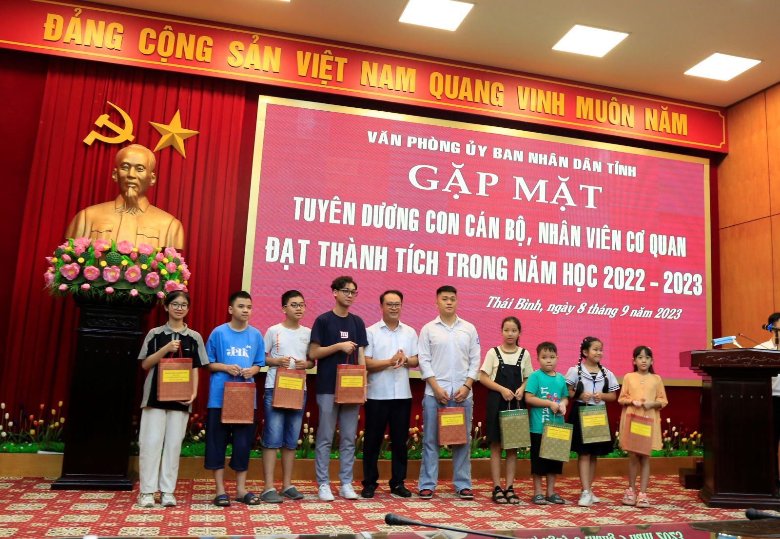   Văn phòng UBND tỉnh: Gặp mặt, tuyên dương, khen thưởng con VV88 dự đoán xổ số ba miền siêu chính xác, nhân viên có thành tích trong học tập năm học 2022-2023