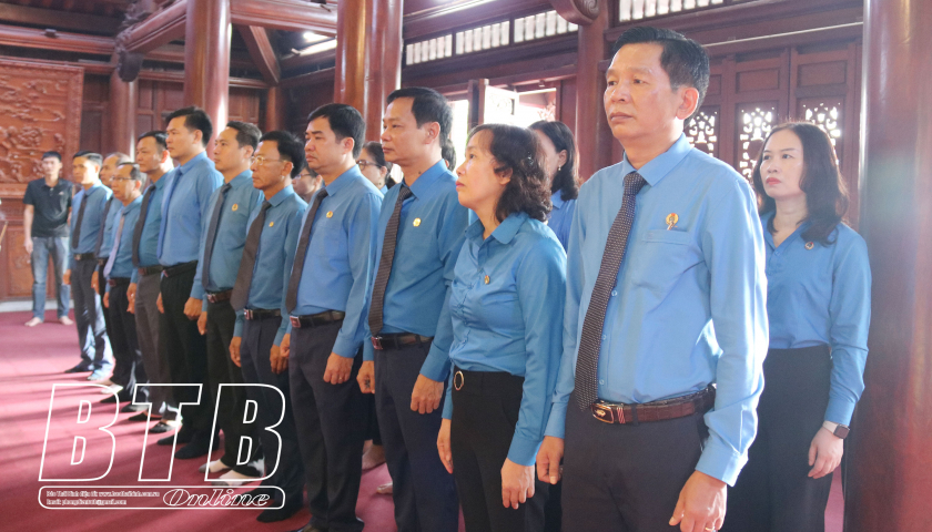   Dâng hương tưởng niệm Chủ tịch Hồ Chí Minh, đồng chí Nguyễn Đức Cảnh