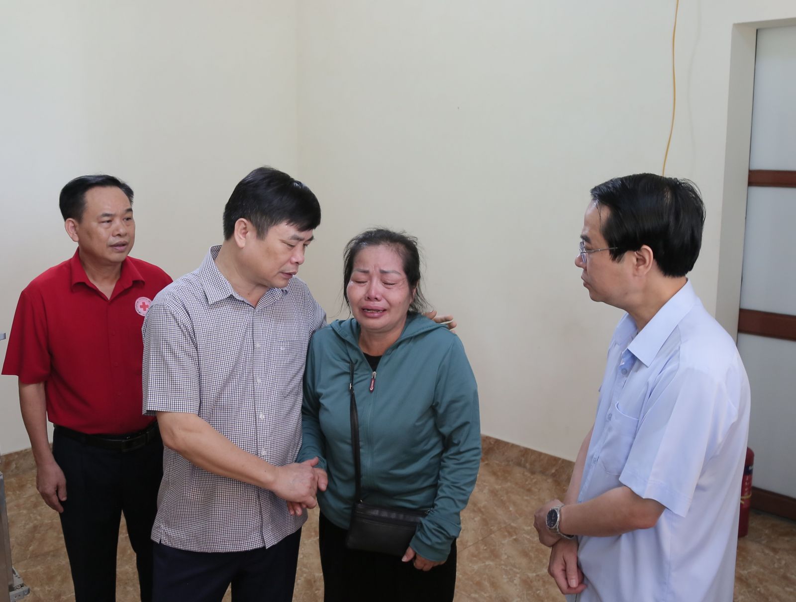   Thăm hỏi, động viên gia đình cháu bé bị tử vong do bỏ quên trên xe ô tô đưa đón của trường mầm non