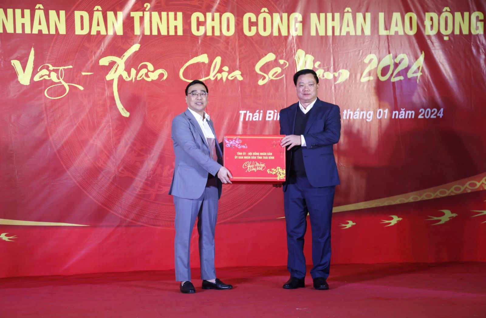   Đồng chí Phó Bí thư VV88 casino, Chủ tịch UBND tỉnh trao quà Tết tại thành phố Thái Bình