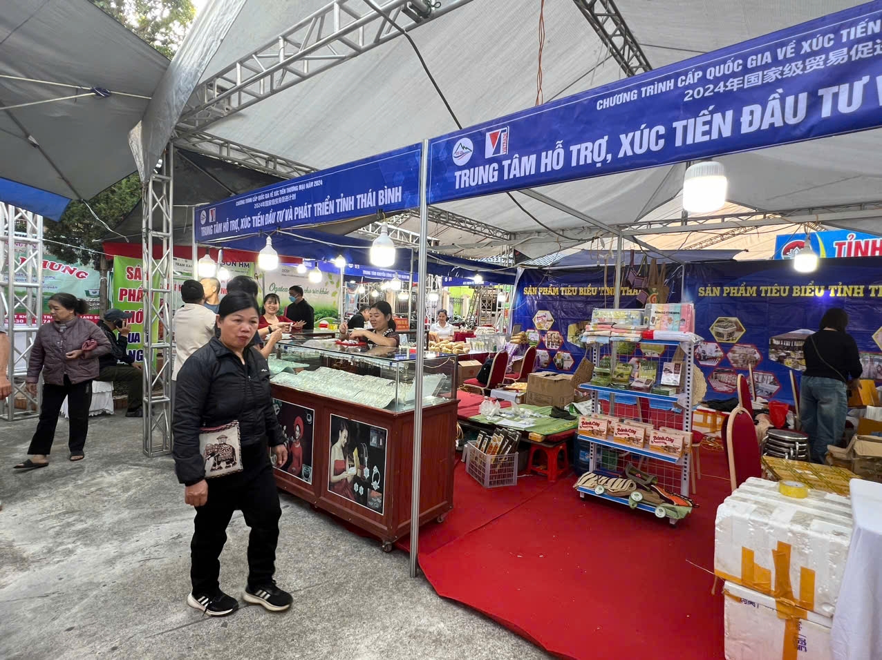   Trung tâm Hỗ trợ xúc tiến đầu tư và Phát triển tỉnh Thái Bình tổ chức đoàn VV88 it com thể thao, live casino, slot, bắn cá, xổ số tham gia hội chợ tại tỉnh Vĩnh Phúc