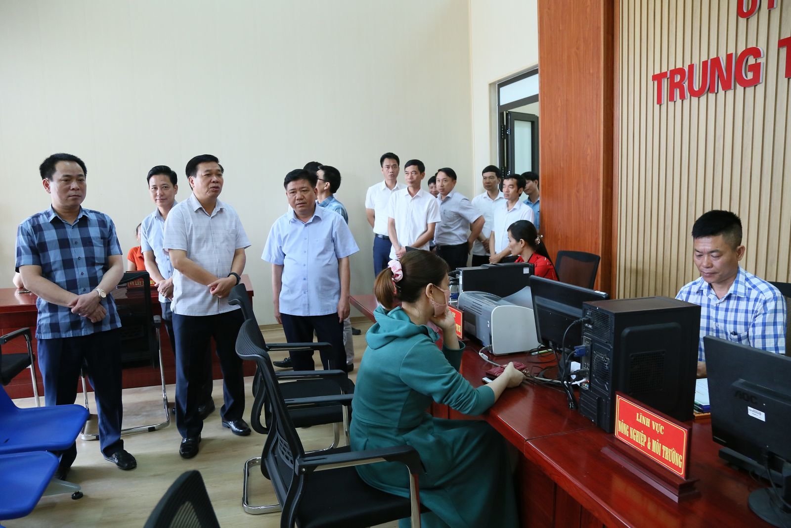   Đồng chí Phó Chủ tịch thường trực UBND tỉnh kiểm tra cơ sở vật chất trung tâm phục vụ hành chính công các xã trên địa bàn huyện Hưng Hà