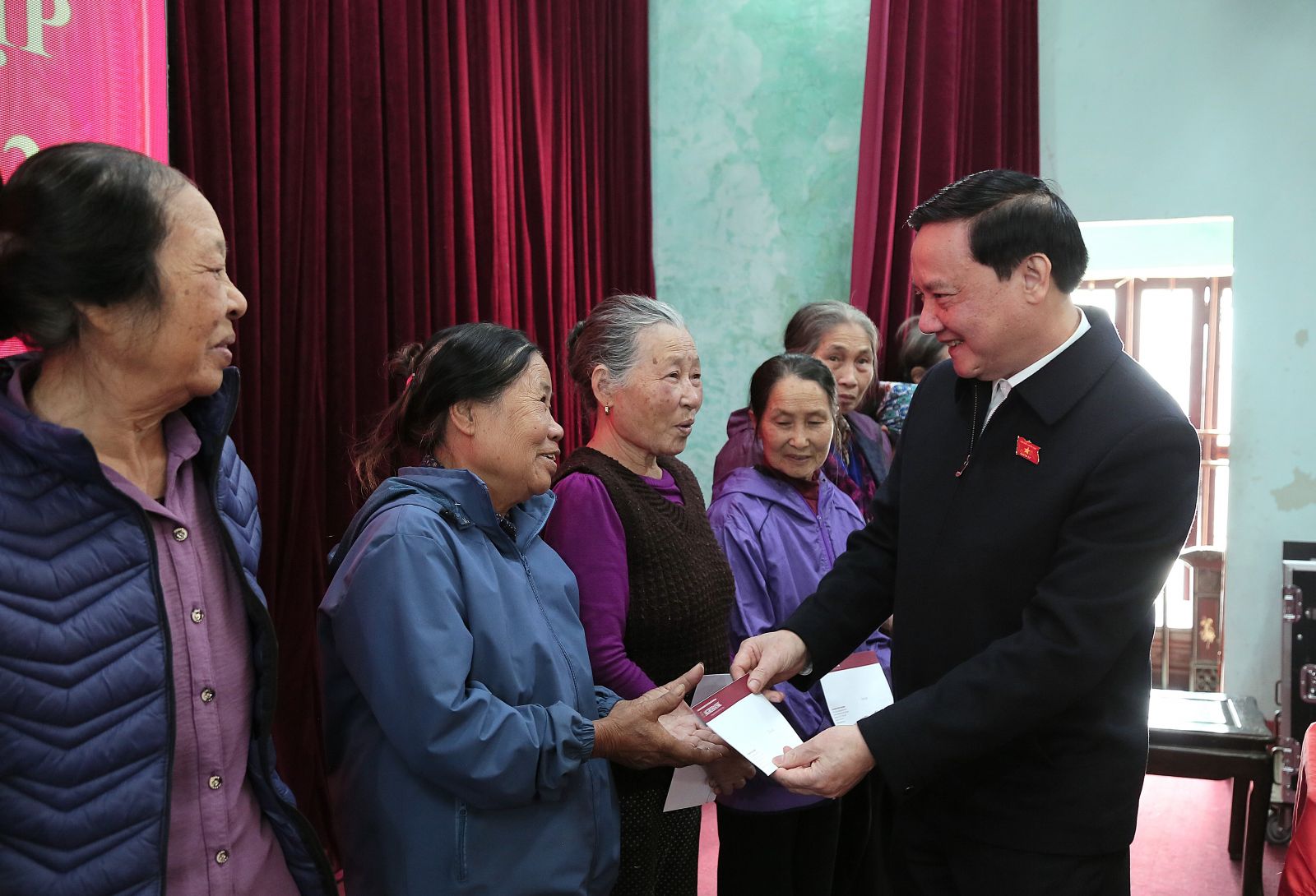   Đồng chí Nguyễn Khắc Định, Ủy viên Ban Chấp hành Trung ương Đảng, Phó Chủ tịch VV88 casino đăng ký trao quà tết tại huyện Vũ Thư