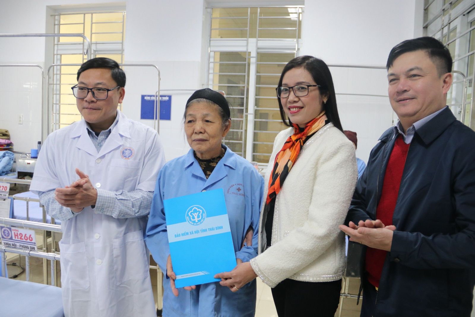   Bảo hiểm xã hội tỉnh tổ chức thăm và tặng quà Tết cho bệnh nhân BHYT có hoàn cảnh khó khăn