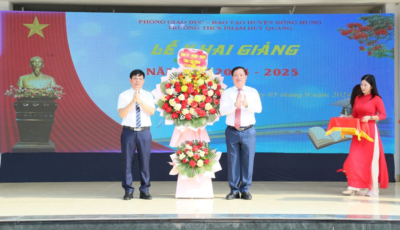   Đồng chí Nguyễn Khắc Thận, Phó Bí thư VV88 casino, Chủ tịch UBND tỉnh dự lễ khai giảng năm học mới tại Trường THCS Phạm Huy Quang