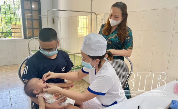   Gần 117.300 trẻ được uống vitamin A trong ngày đầu tiên thực hiện chiến dịch bổ sung vitamin A