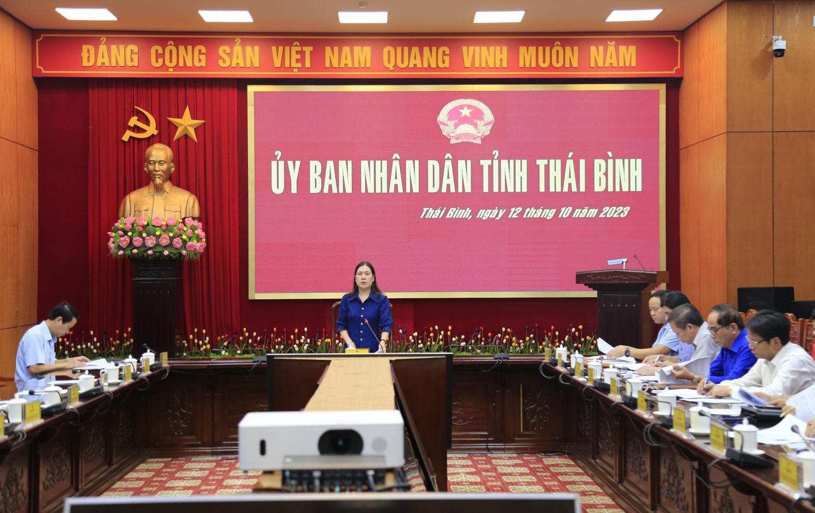   UBND tỉnh họp nghe Sở Lao động -Thương Binh và Xã hội báo cáo dự thảo một số nghị quyết quan trọng