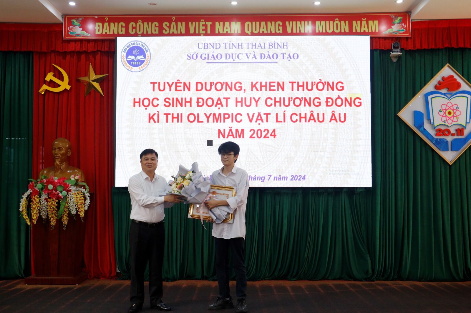   Tuyên dương, khen thưởng học sinh đoạt huy chương đồng Kỳ thi Olympic Vật lý Châu Âu