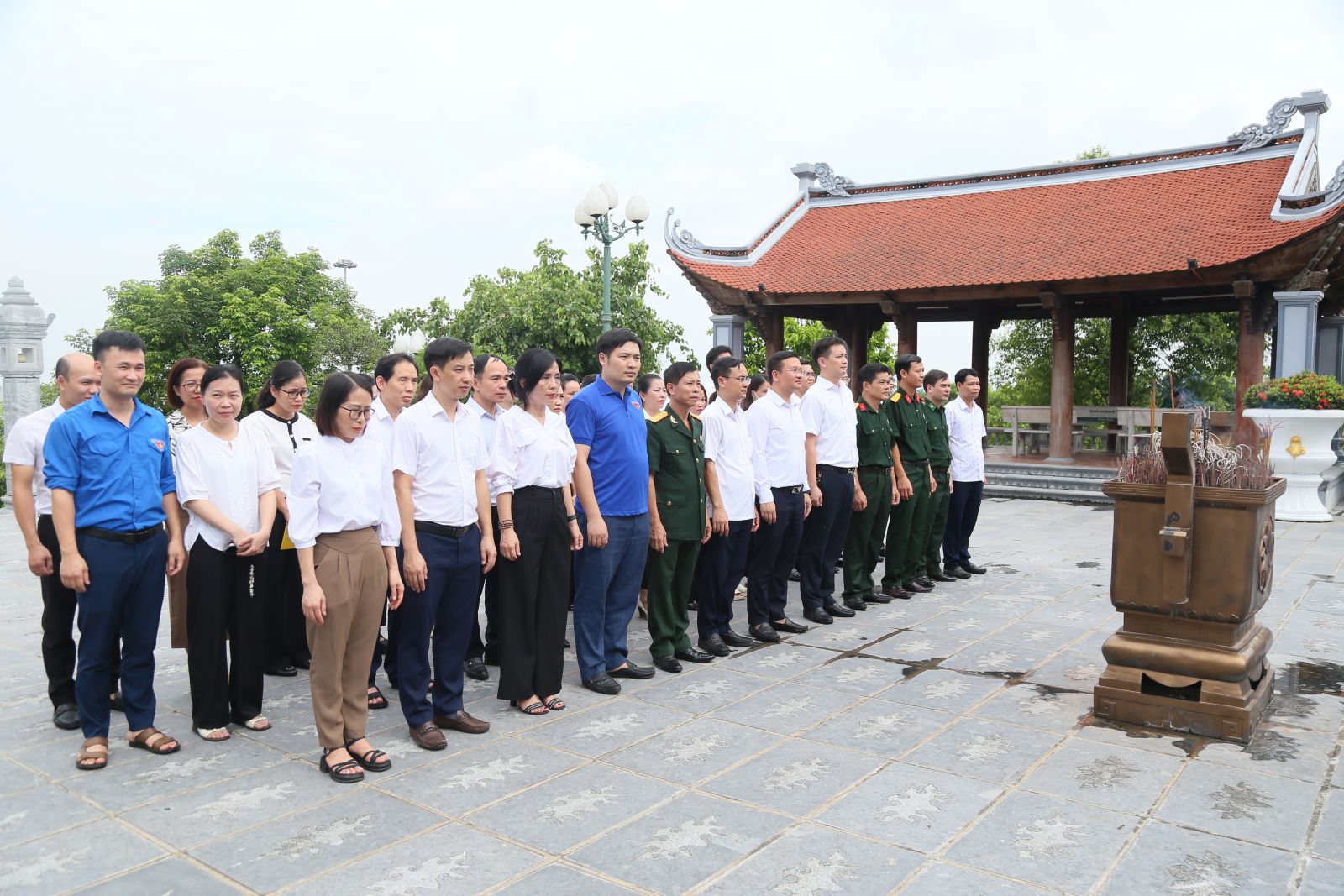   Văn phòng UBND tỉnh: Dâng hương tưởng niệm Chủ tịch Hồ Chí Minh, Mẹ Việt Nam anh hùng và viếng các anh hùng liệt sĩ