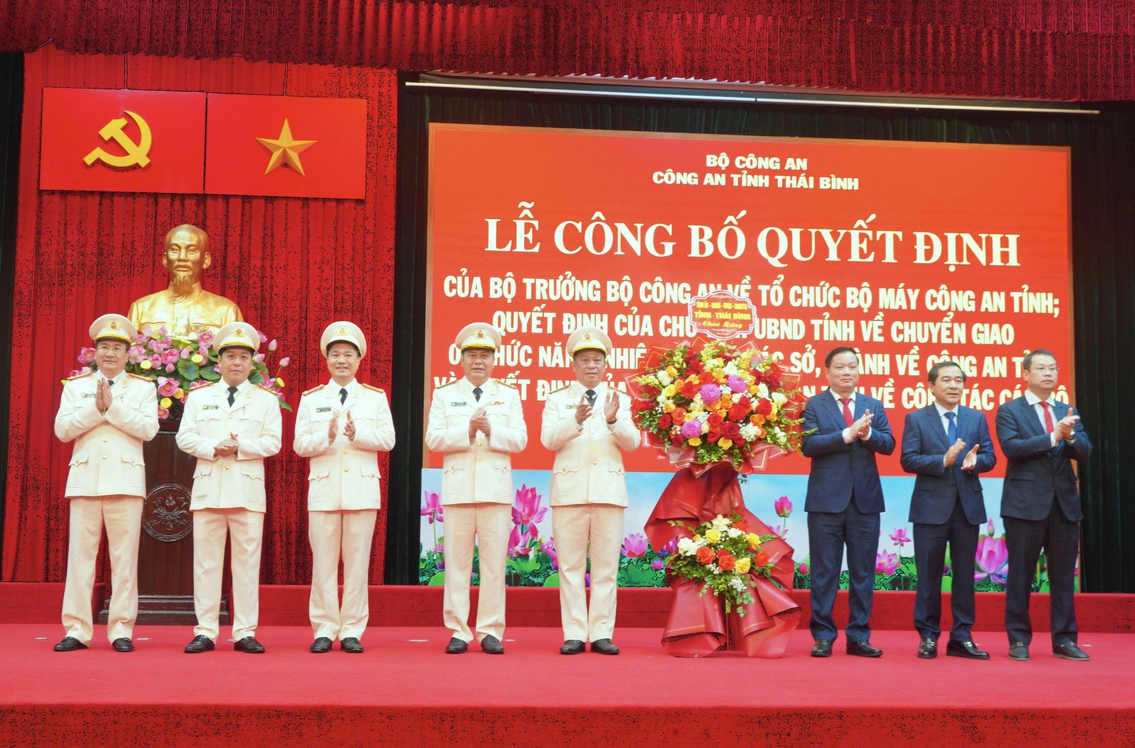   Công bố quyết định về tổ chức bộ máy và công tác VV88 dự đoán xổ số ba miền siêu chính xác công an tỉnh