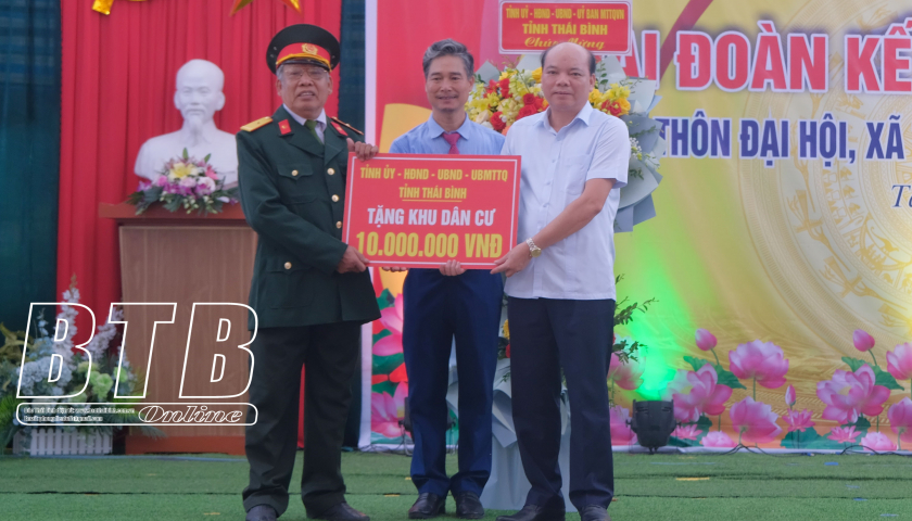   Đồng chí Phó Chủ tịch thường trực HĐND tỉnh dự ngày hội đại đoàn kết toàn dân tại thôn Đại Hội