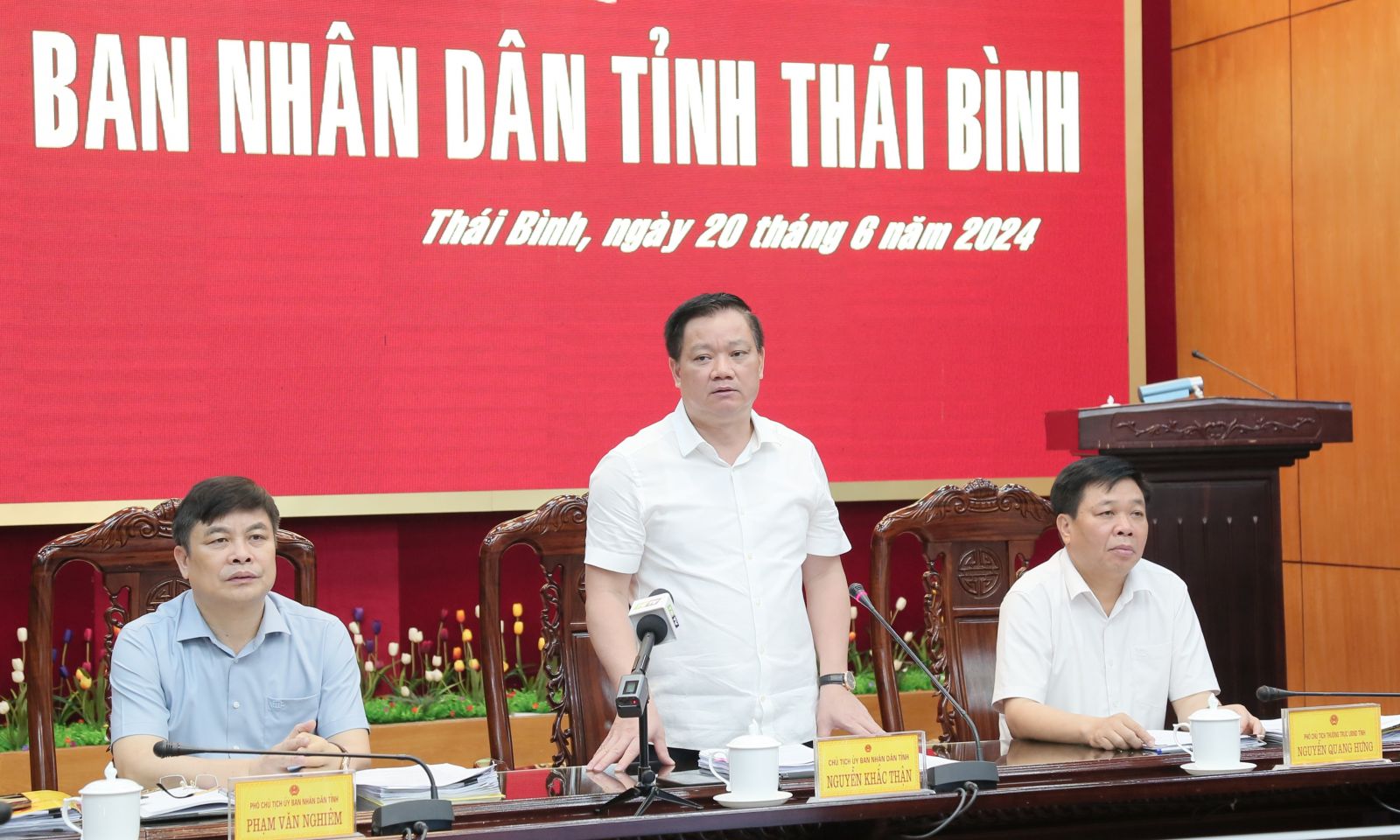   UBND tỉnh họp nghe và cho ý kiến một số báo cáo, tờ trình