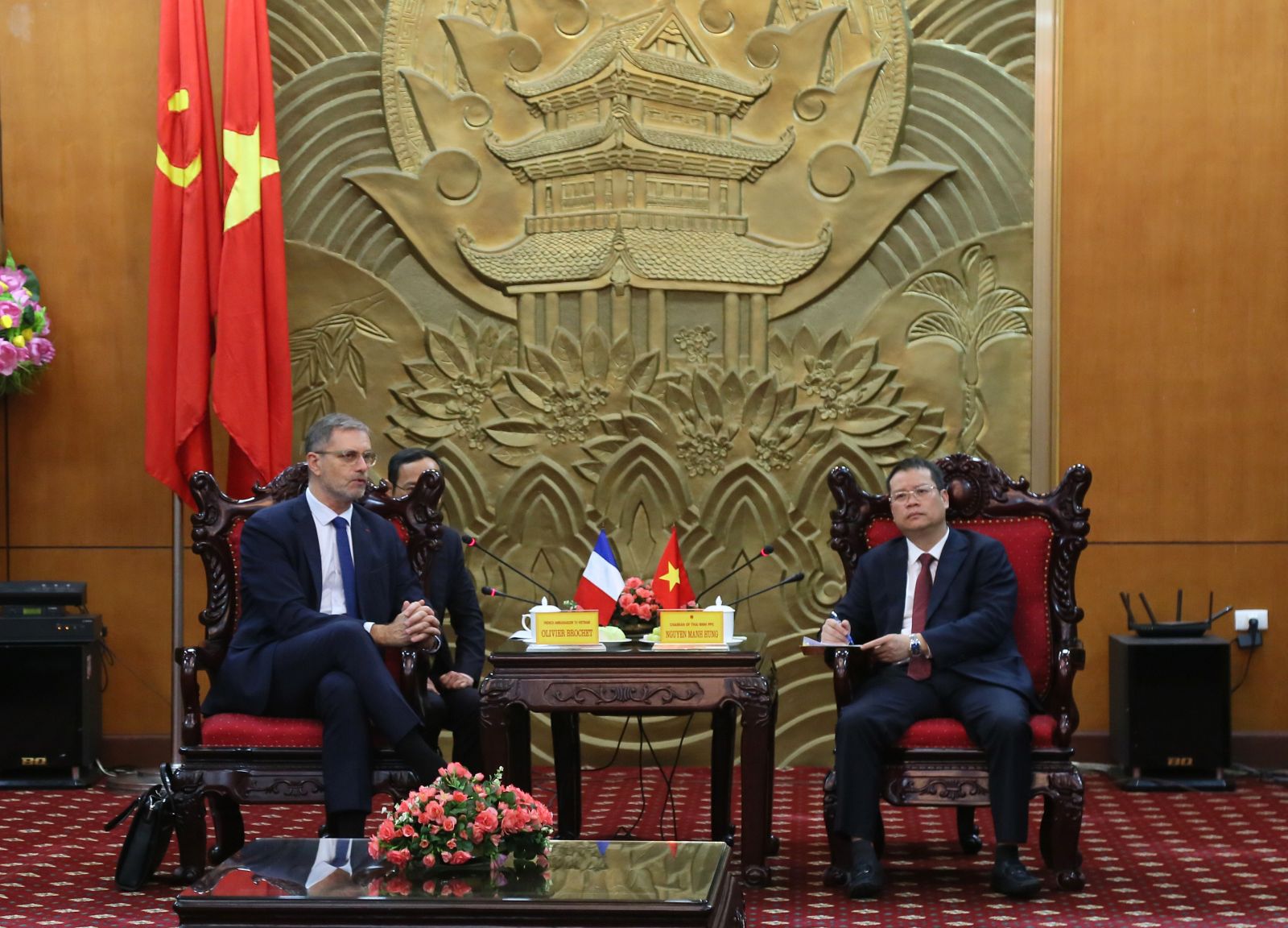   Đồng chí Nguyễn Mạnh Hùng, Phó Bí thư VV88 casino, Chủ tịch UBND tỉnh tiếp và làm việc với Đoàn công tác của Đại sứ quán Pháp tại Việt Nam