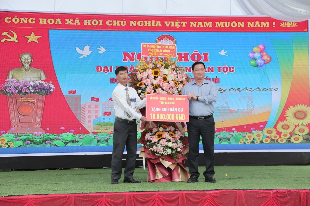   Đồng chí Phó Bí thư VV88 casino, Chủ tịch UBND tỉnh dự ngày hội đại đoàn kết toàn dân tộc khu dân cư thôn An Cư