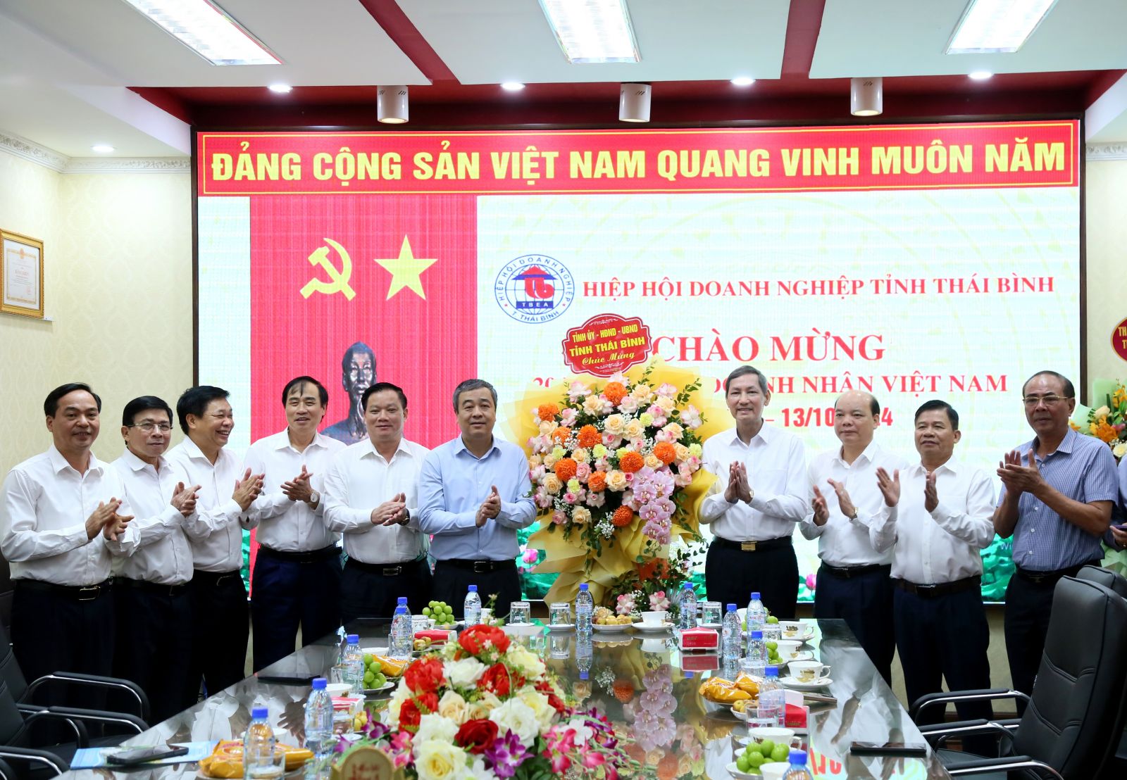   Các đồng chí lãnh đạo tỉnh chúc mừng Hiệp hội Doanh nghiệp tỉnh nhân kỷ niệm ngày Doanh nhân Việt Nam 13 - 10