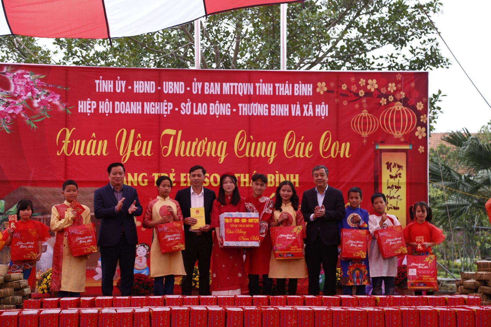   Các đồng chí lãnh đạo tỉnh: Tặng quà Tết và chung vui với Làng trẻ em SOS Thái Bình