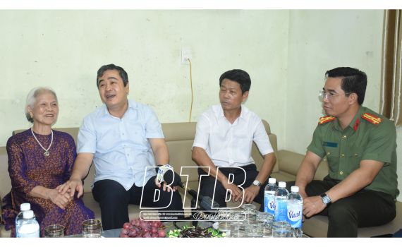   Đồng chí Ngô Đông Hải, Ủy viên Ban Chấp hành Trung ương Đảng, Bí thư VV88 casino thăm, tặng quà các gia đình chính sách