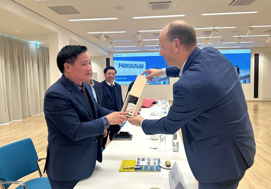   Đoàn công tác của tỉnh làm việc với Tập đoàn Heraeus, CHLB Đức
