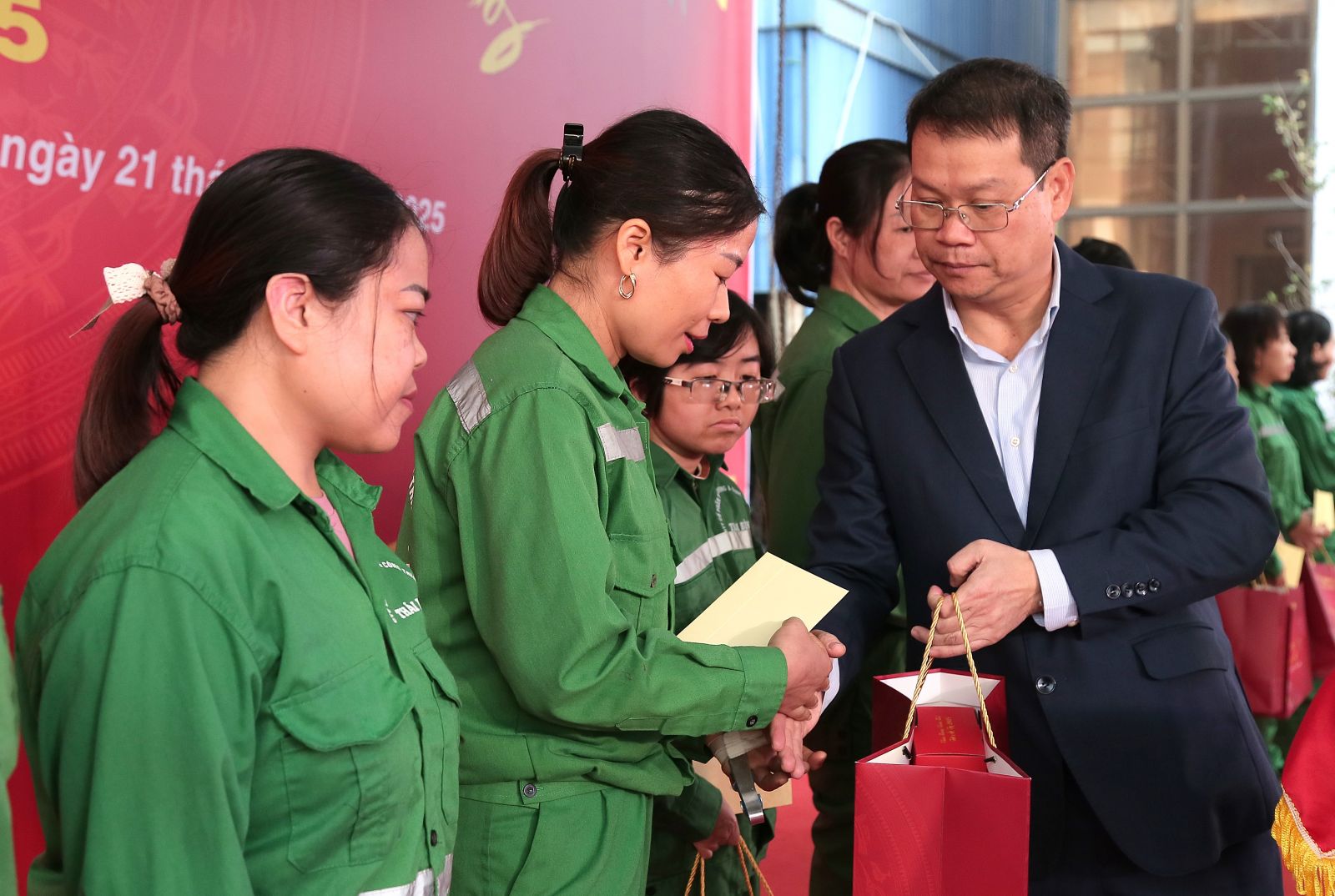   Đồng chí Nguyễn Mạnh Hùng, Phó Bí thư VV88 casino, Chủ tịch UBND tỉnh trao quà tết cho đoàn viên, người lao động Công ty Cổ phân Môi trường và Công trình đô thị Thái Bình