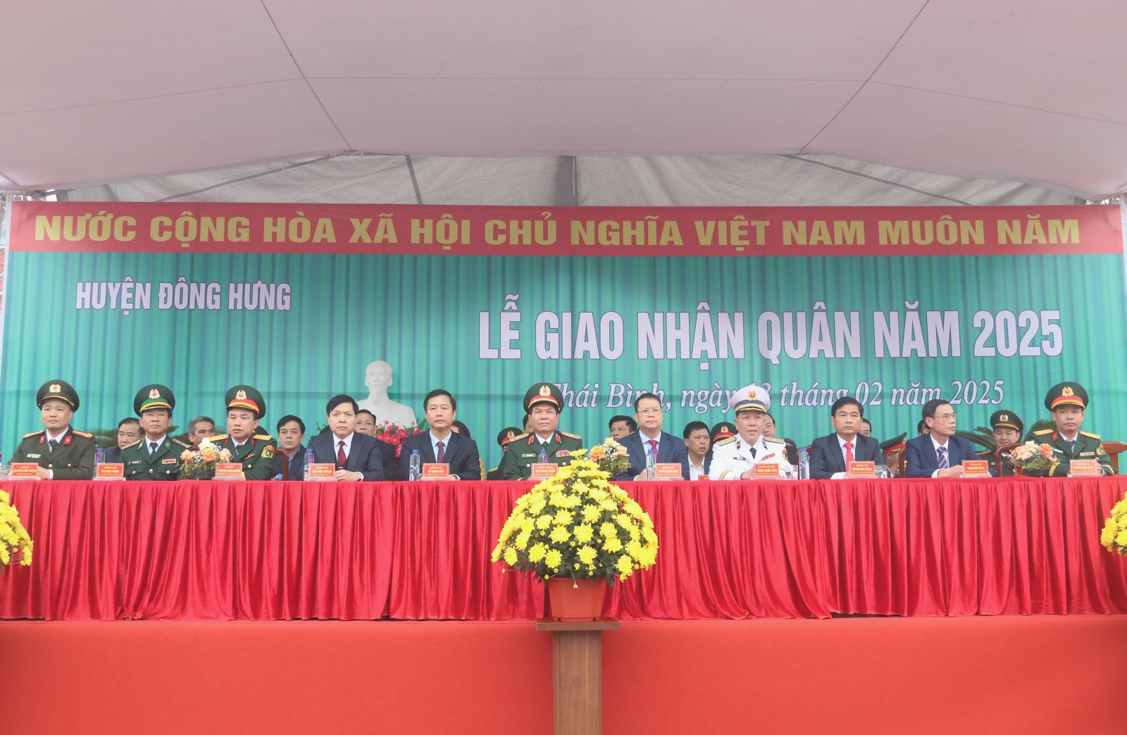   Đồng chí Nguyễn Mạnh Hùng, Phó Bí thư VV88 casino, Chủ tịch UBND tỉnh dự lễ giao nhận quân tại huyện Đông Hưng