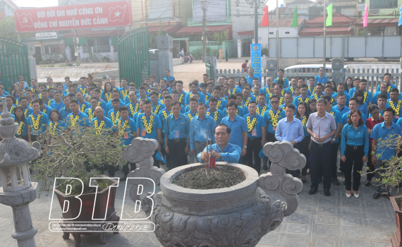   Dâng hương tưởng niệm đồng chí Nguyễn Đức Cảnh