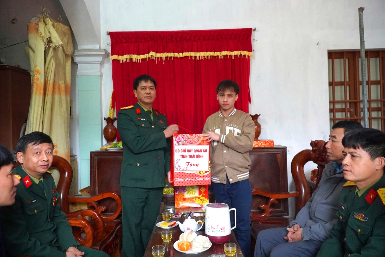   Bộ CHQS tỉnh: Tặng 24 suất quà cho thanh niên nhập ngũ năm 2025 có hoàn cảnh khó khăn