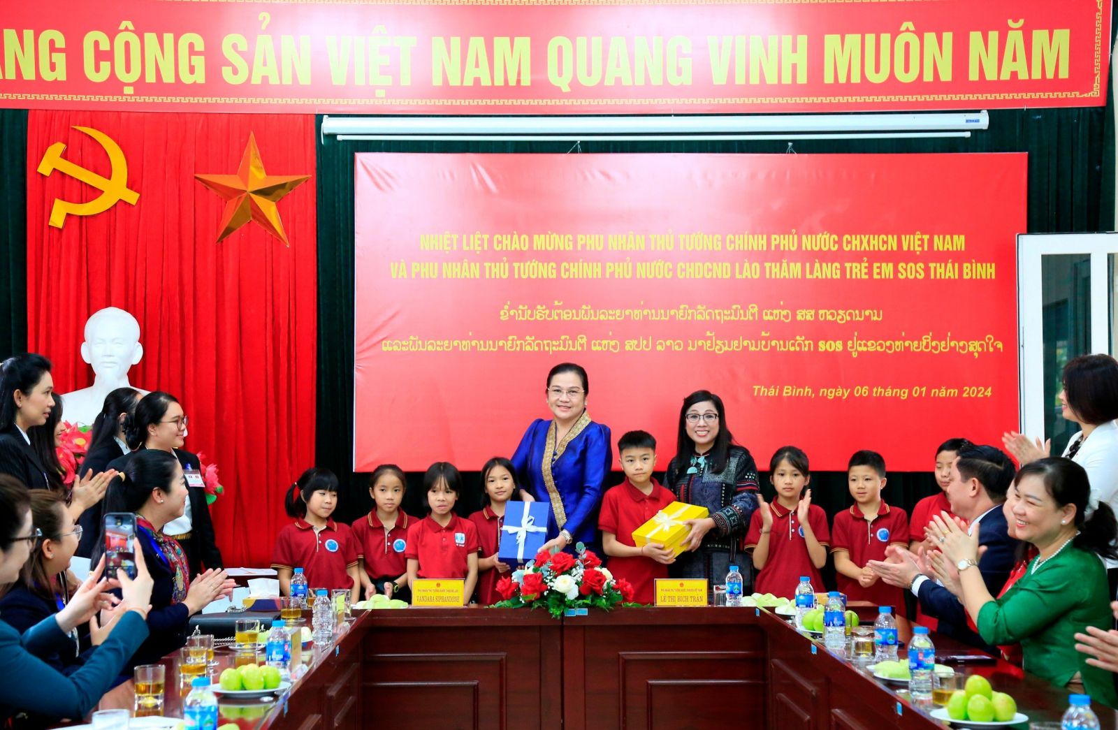   Phu nhân Thủ tướng VV88 COM Link vào nhà cái VV88 uy tín số 1 2026 Việt Nam và Lào thăm Làng trẻ em SOS Thái Bình, làng nghề dệt đũi Nam Cao