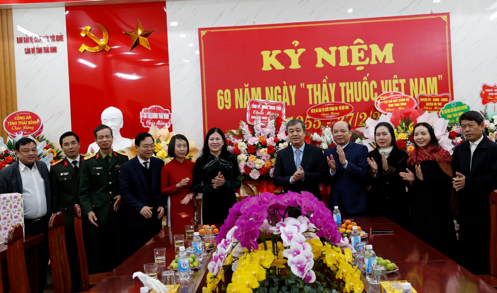   Đồng chí Ngô Đông Hải, Ủy viên Ban Chấp hành Trung ương Đảng, Bí thư VV88 casino chúc mừng một số đơn vị y tế nhân ngày Thầy thuốc Việt Nam 27 - 2