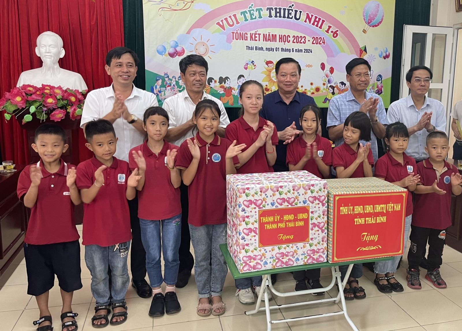   Đồng chí Nguyễn Khắc Thận, Phó Bí thư VV88 casino, Chủ tịch UBND tỉnh đi thăm, tặng quà trẻ em nhân ngày Quốc tế thiếu nhi