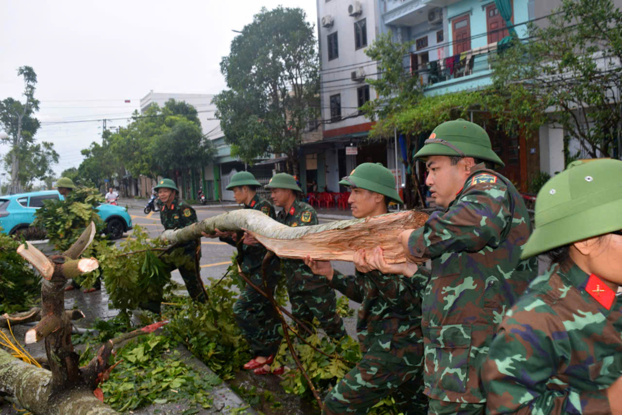   Lực lượng vũ trang tỉnh Thái Bình huy động lực lượng giúp người dân khắc phục hậu quả bão số 3