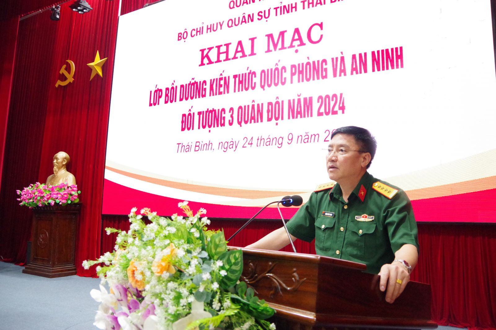   Gần 240 sĩ quan tham gia lớp bồi dưỡng kiến thức quốc phòng, an ninh