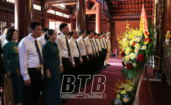   Dâng hương tưởng niệm Chủ tịch Hồ Chí Minh và các anh hùng liệt sĩ