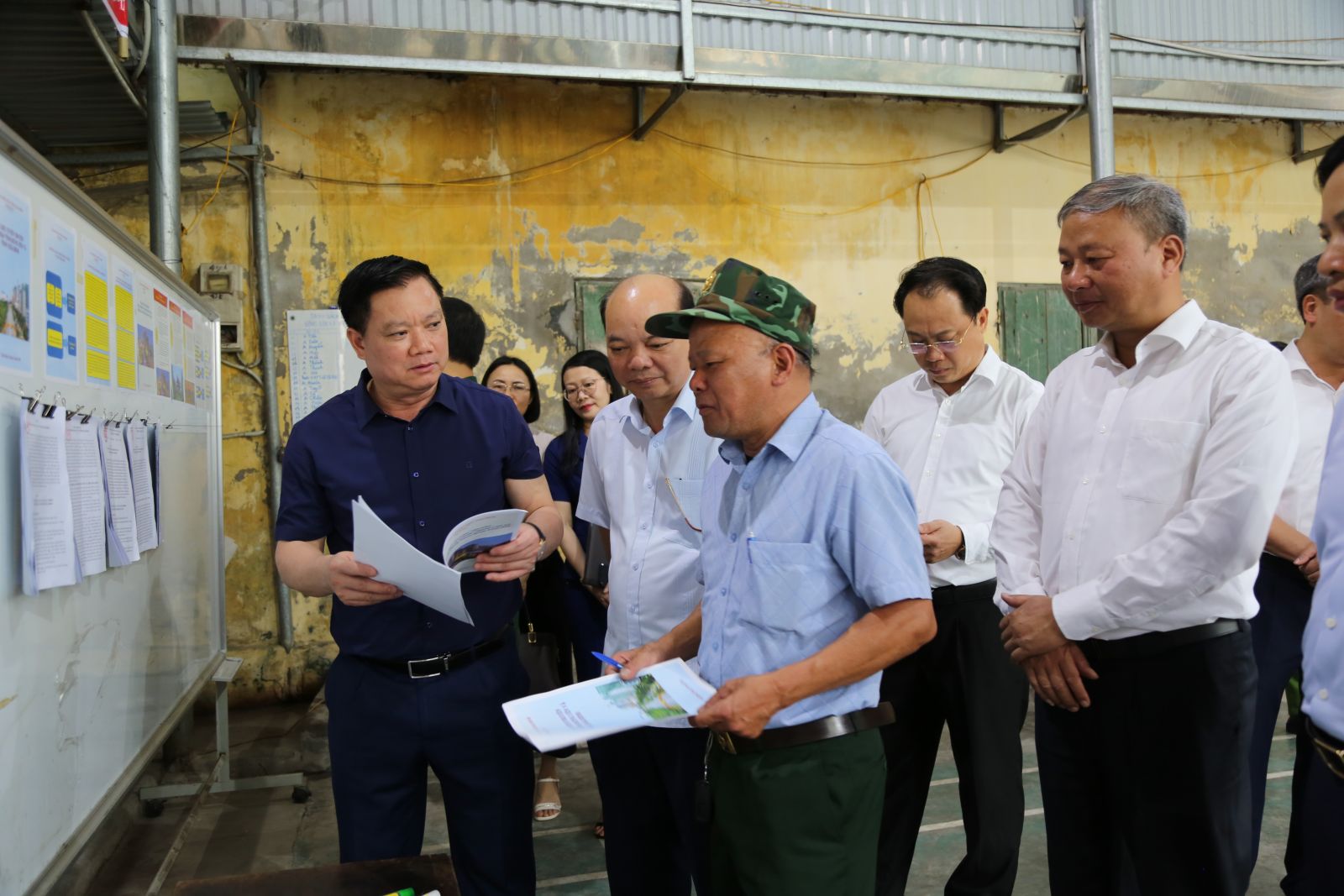   Đồng chí Nguyễn Khắc Thận, Bí thư VV88 casino kiểm tra công tác lấy ý kiến nhân dân về đề án hợp nhất, sắp xếp đơn vị hành chính cấp tỉnh, cấp xã