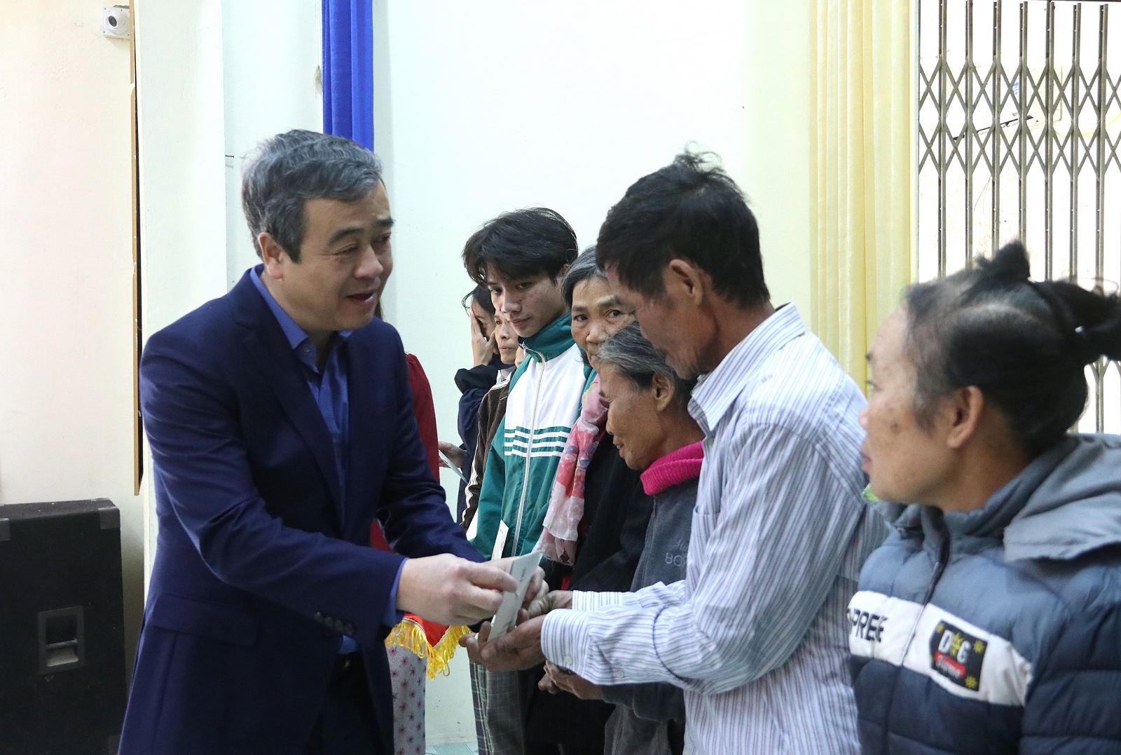   Đồng chí Phó Trưởng ban Tuyên giáo Trung ương tặng quà người nghèo tại xã Tây Sơn, huyện Kiến Xương