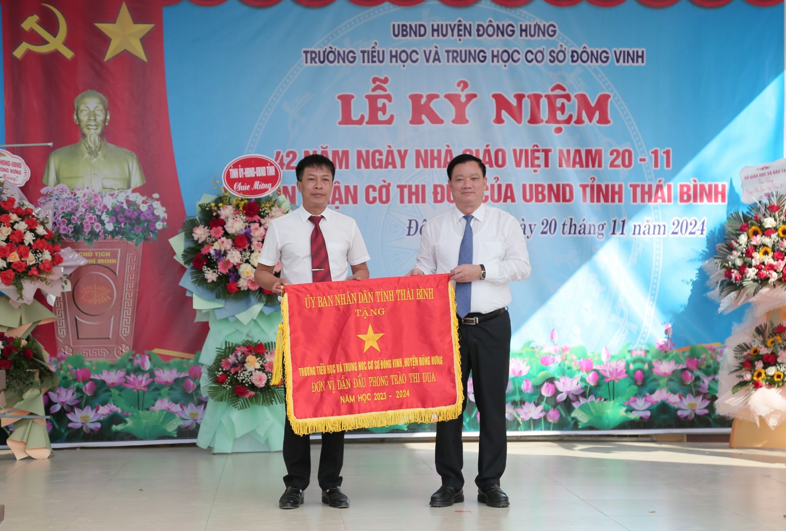   Đồng chí Nguyễn Khắc Thận, Phó Bí thư VV88 casino, Chủ tịch UBND tỉnh thăm, chúc mừng ngày Nhà giáo Việt Nam tại huyện Đông Hưng