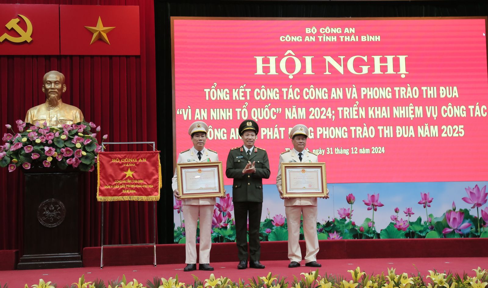   Gắn kết chặt chẽ công tác bảo đảm an ninh trật tự với thực hiện mục tiêu phát triển kinh tế - xã hội