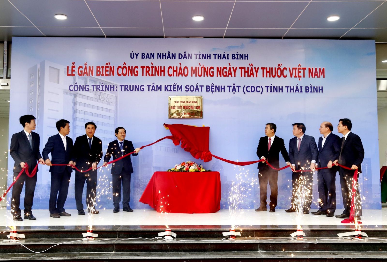   Các đồng chí lãnh đạo tỉnh dự lễ gắn biển công trình chào mừng 69 năm ngày thầy thuốc Việt Nam tại Trung tâm Kiểm soát bệnh tật tỉnh Thái Bình