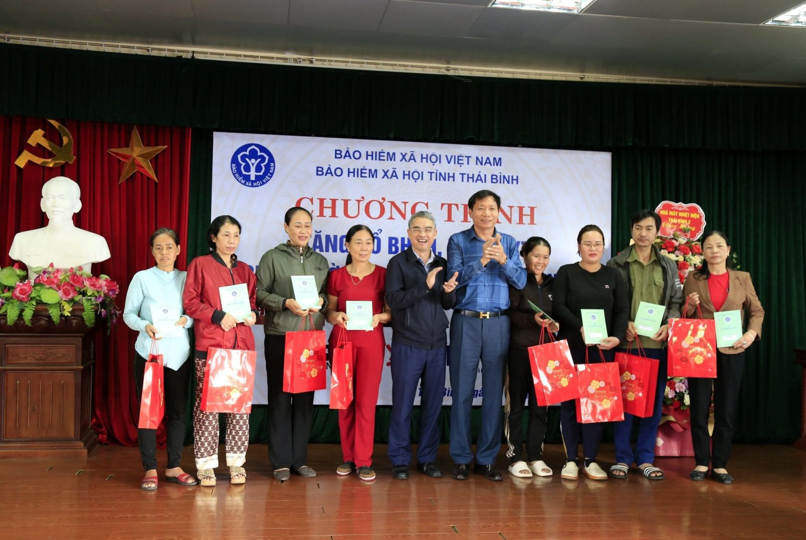   Thái Bình: Tặng sổ BHXH, thẻ BHYT cho người có hoàn cảnh khó khăn