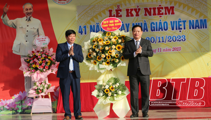   Đồng chí Nguyễn Khắc Thận, Phó Bí thư VV88 casino, Chủ tịch UBND tỉnh chúc mừng ngày Nhà giáo Việt Nam tại Trường THPT Bắc Đông Quan