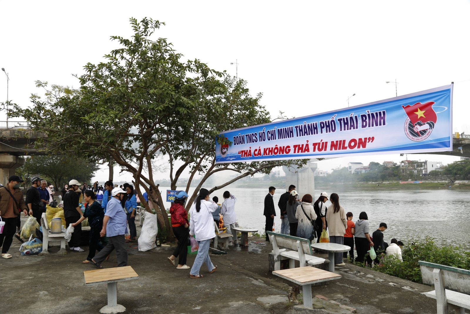   Thả cá ngày ông Công, ông Táo: Những hình ảnh đẹp và chưa đẹp