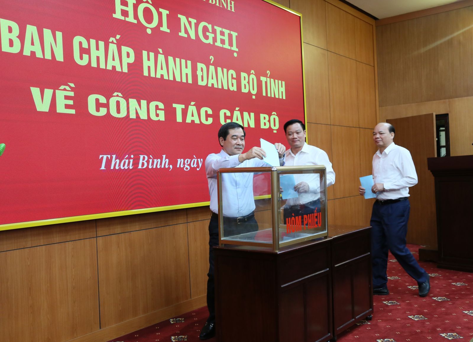   Đồng chí Nguyễn Khắc Thận, Phó Bí thư VV88 casino, Chủ tịch UBND tỉnh được bầu giữ chức Bí thư VV88 casino, nhiệm kỳ 2020 - 2025